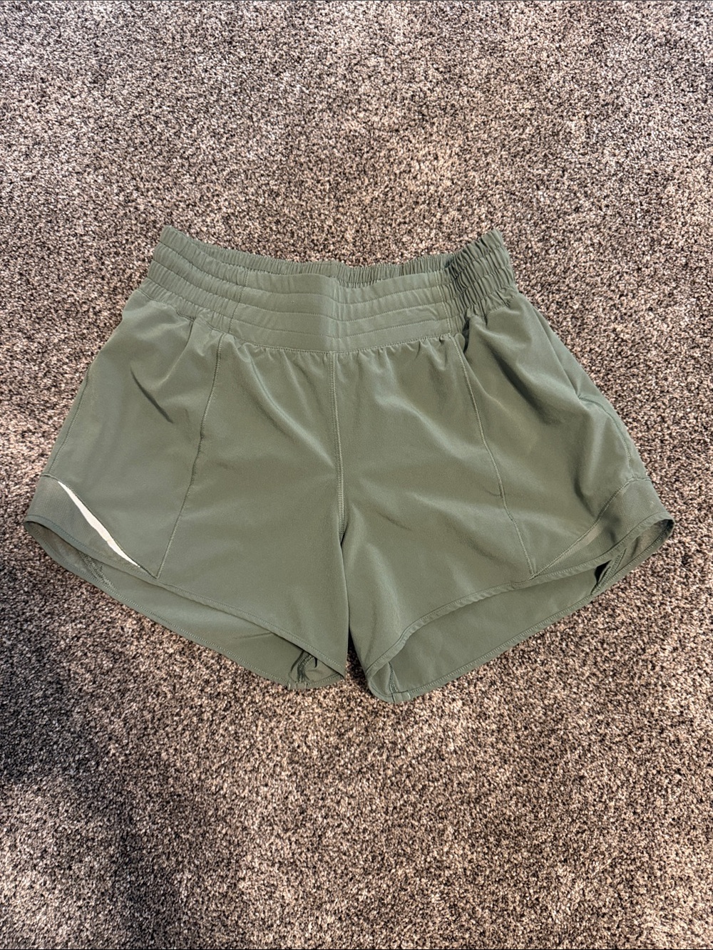 Women's Size 6 Lululemon Hotty Hot 4in Shorts - Sage Green